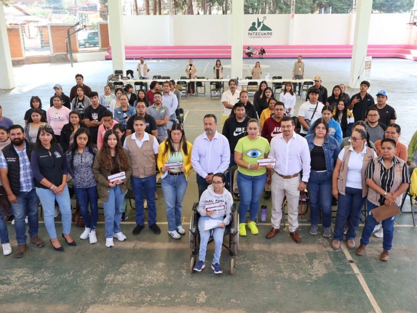 Julio Arreola acompaña entrega de becas “Jóvenes Escribiendo el Futuro” en Pátzcuaro