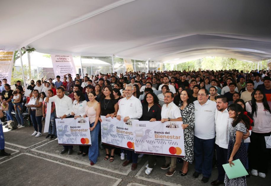 Entrega Bedolla tarjetas de la beca Jóvenes Escribiendo el Futuro