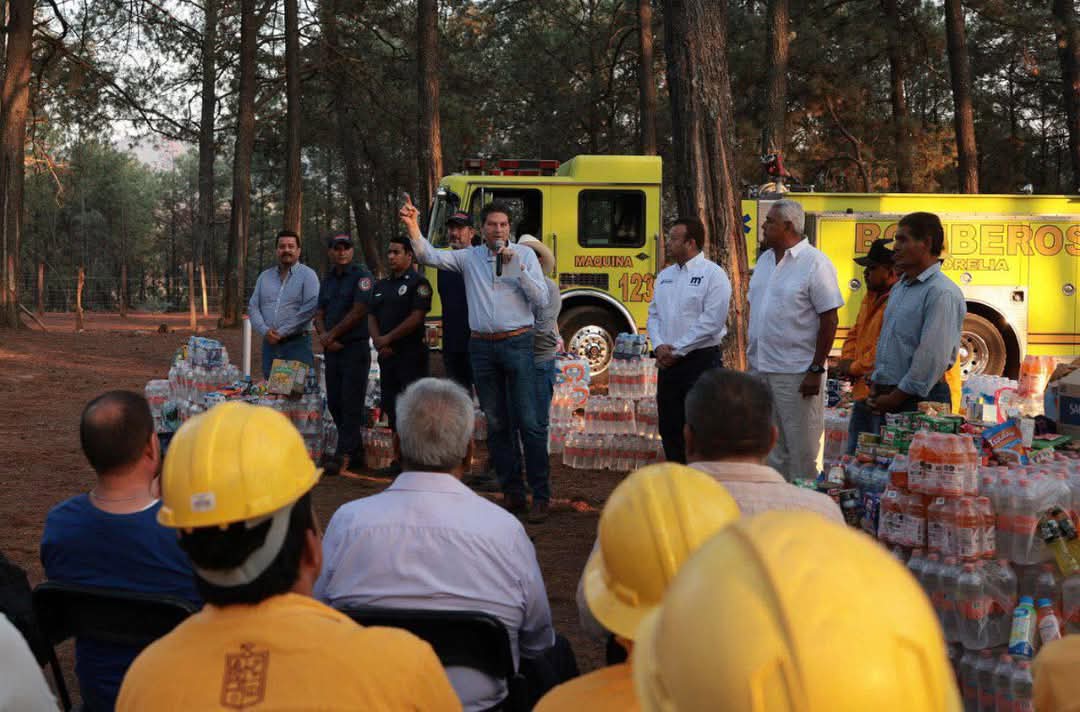 Entrega Ayuntamiento de Morelia apoyo a brigadistas contra incendios