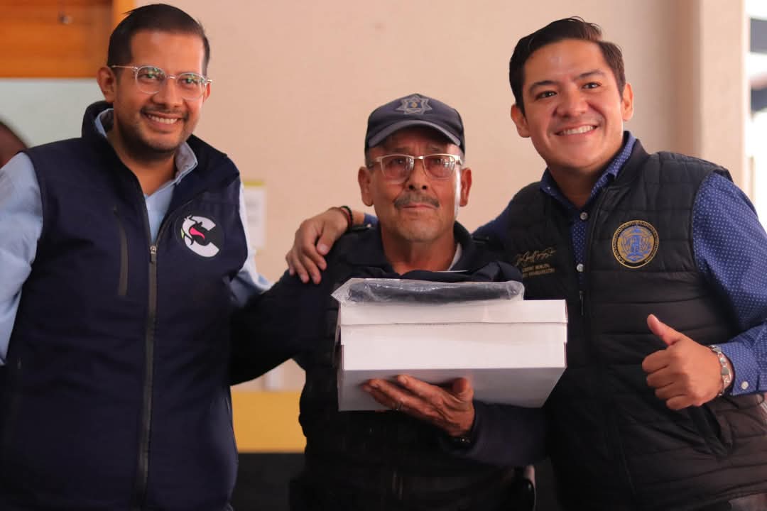 Entrega Conrado Paz uniformes para policías de Nuevo San Juan Parangaricutiro
