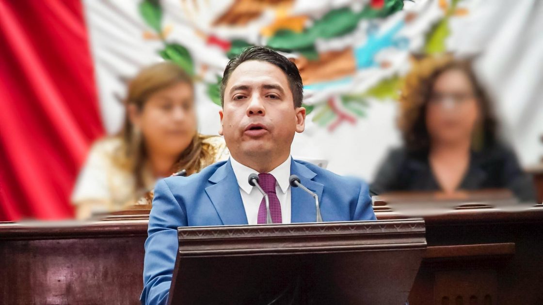 Diputado Iván Arévalo Vera presenta iniciativa para regular el derecho de vía, mejora del entorno y la seguridad vial en Michoacán