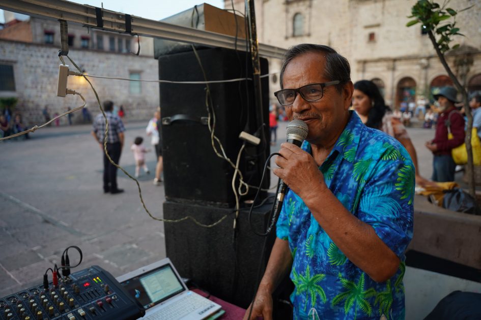 El Gallito: el DJ de 73 años que hace bailar a los viejitos de Morelia