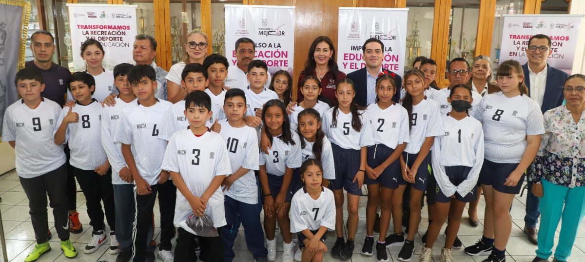 Abandera Gaby Molina a delegación estudiantil rumbo a torneo nacional de futbol