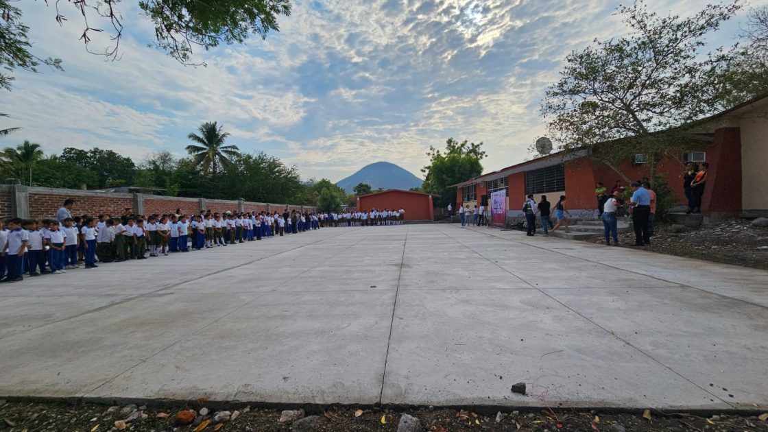 Entrega de firmes en escuelas de Apatzingán