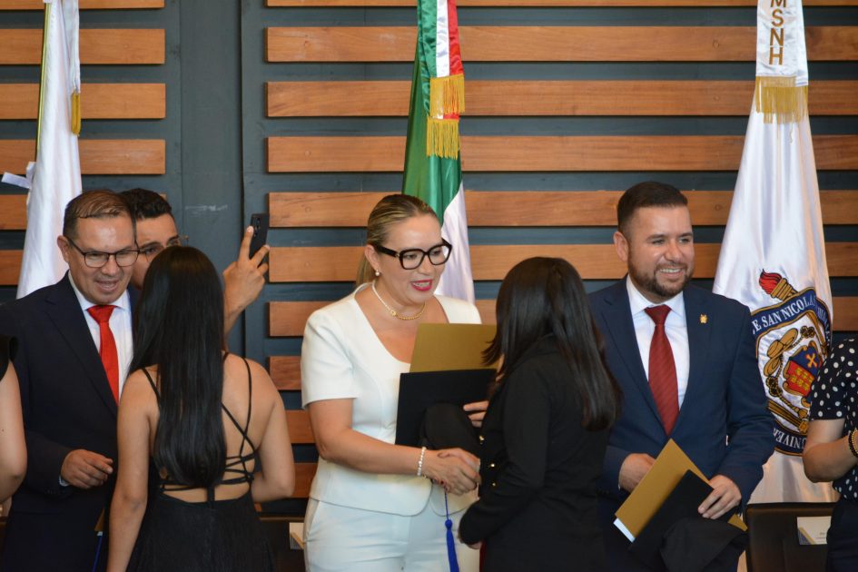 Yarabí Ávila llama a transformar el entorno, al entregar Pase por Excelencia; hito sin precedente en la UMSNH