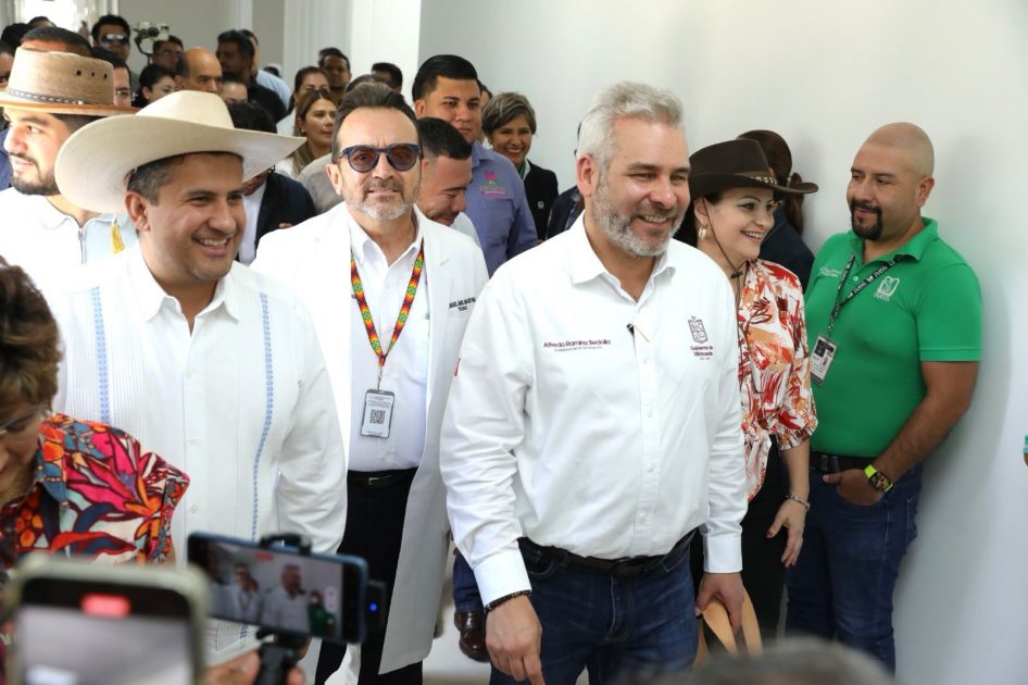 Se consolidan servicios de salud para Uruapan; recorre Bedolla hospital del IMSS