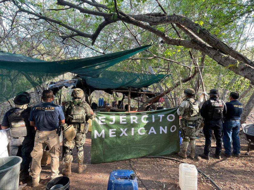 Aseguran laboratorio para la elaboración de metanfetamina en Huetamo: SSP