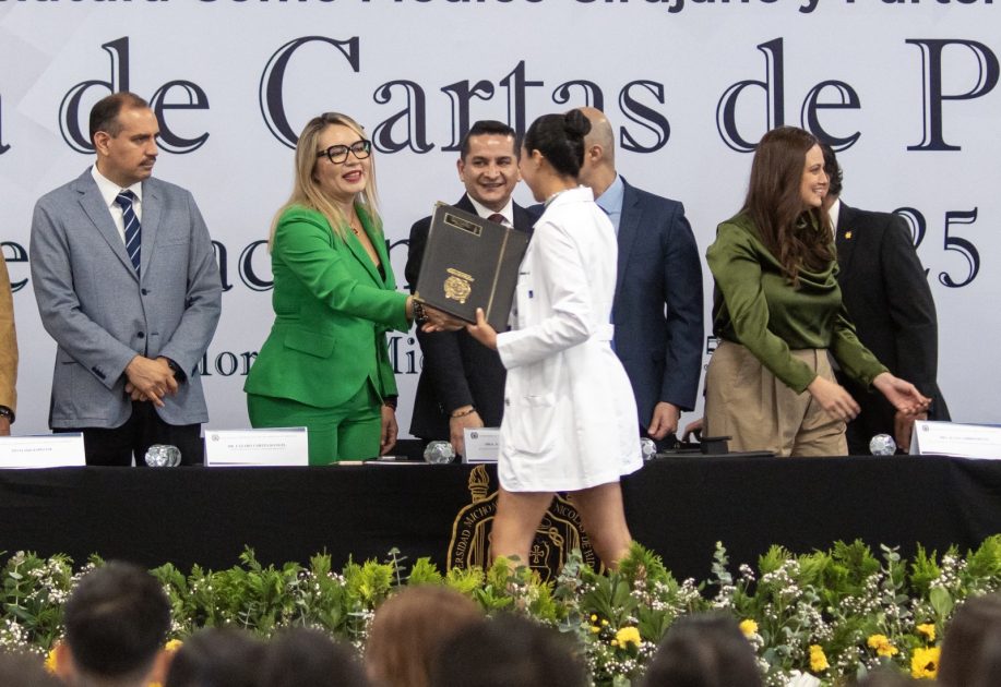 Ustedes son testimonio vivo de que los sueños se alcanzan, señala Yarabí Ávila ante graduados de Medicina