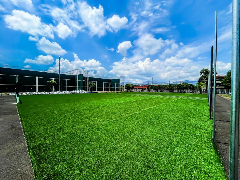 Administración de Yarabí Ávila construye cancha de fútbol 7, lleva 75 por ciento de avance