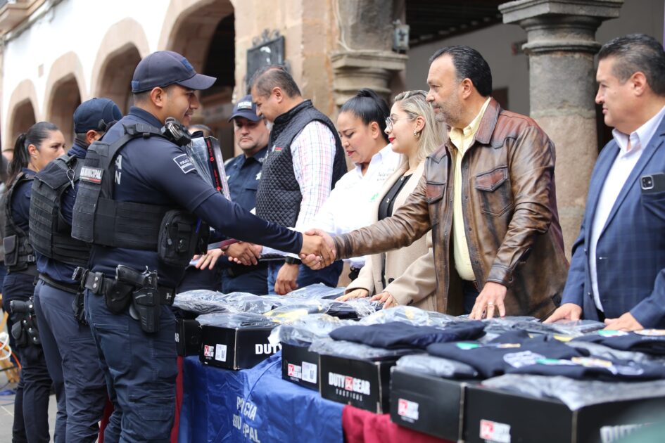 Julio Arreola refuerza la seguridad pública con entrega de patrullas y uniformes