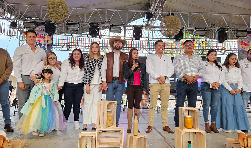 Octavio Ocampo reconoce labor de productores y artesanos en exposición regional de Jerahuaro