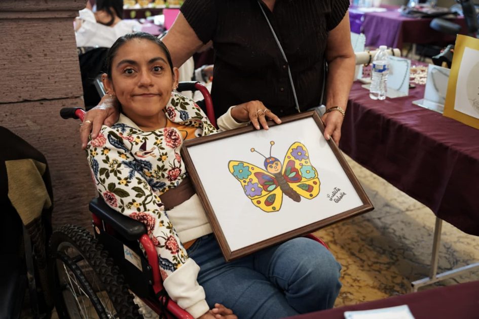 HISTORIAS. Mi discapacidad no es determinante: Lupita. Con su boca rompe los límites de los colores