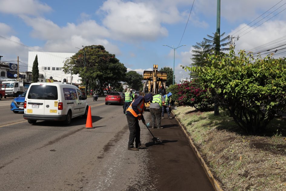 Gobierno de Morelia retira escombro en salida a Quiroga