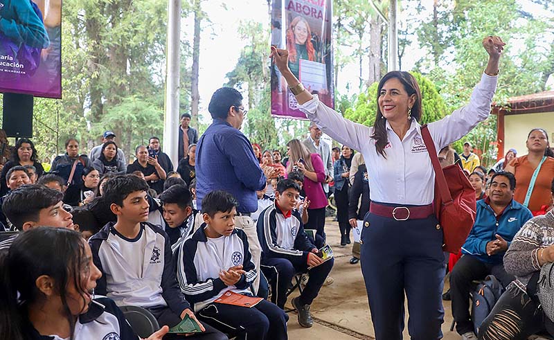 Cinco mil alumnos y campeones de juego de pelota de Pátzcuaro reciben tenis: Gabriela Molina