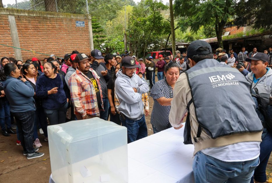 IEM realiza consulta en San Miguel del Monte para definir el método de votación de la consulta por el autogobierno