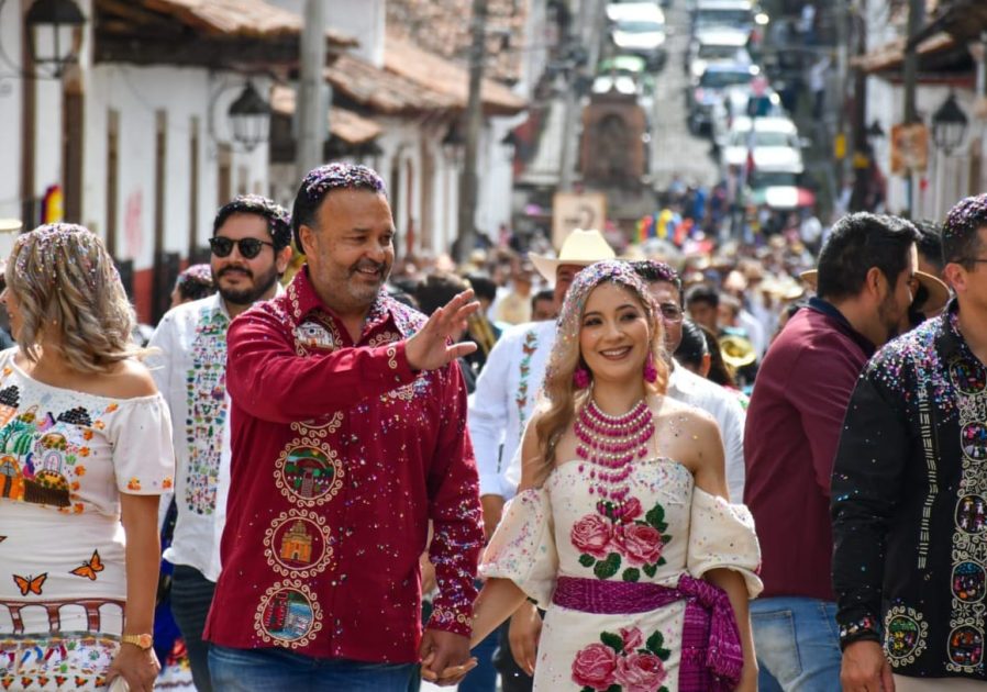 Pátzcuaro celebra 491 años de historia con un desfile lleno de cultura y tradición