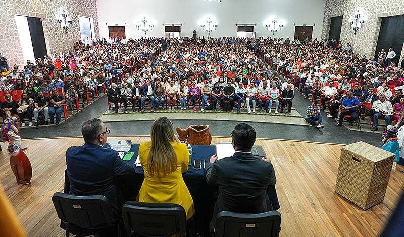 Yarabí Ávila se reúne con más de mil docentes nicolaitas
