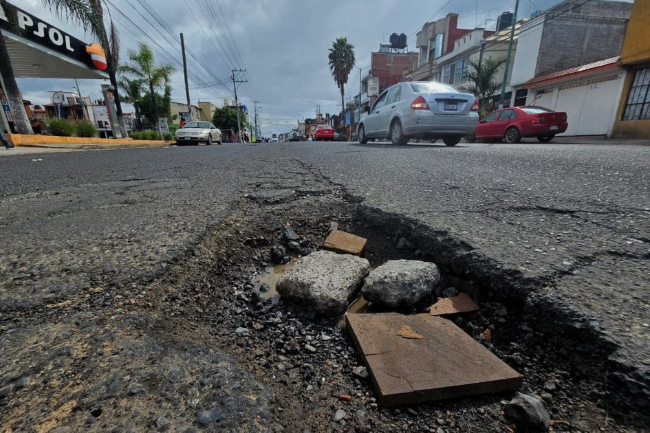 Ante la nula atención municipal, habitantes improvisan reparaciones en la Avenida Torreón Nuevo