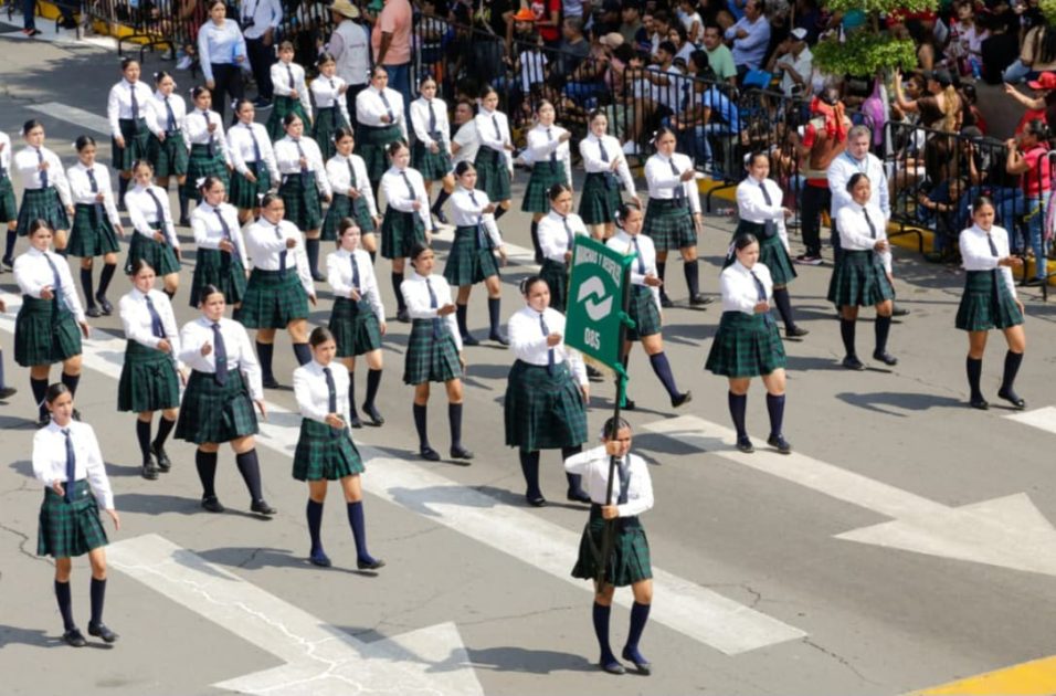 Desfilan en Apatzingán 6 mil estudiantes y docentes: Gabriela Molina