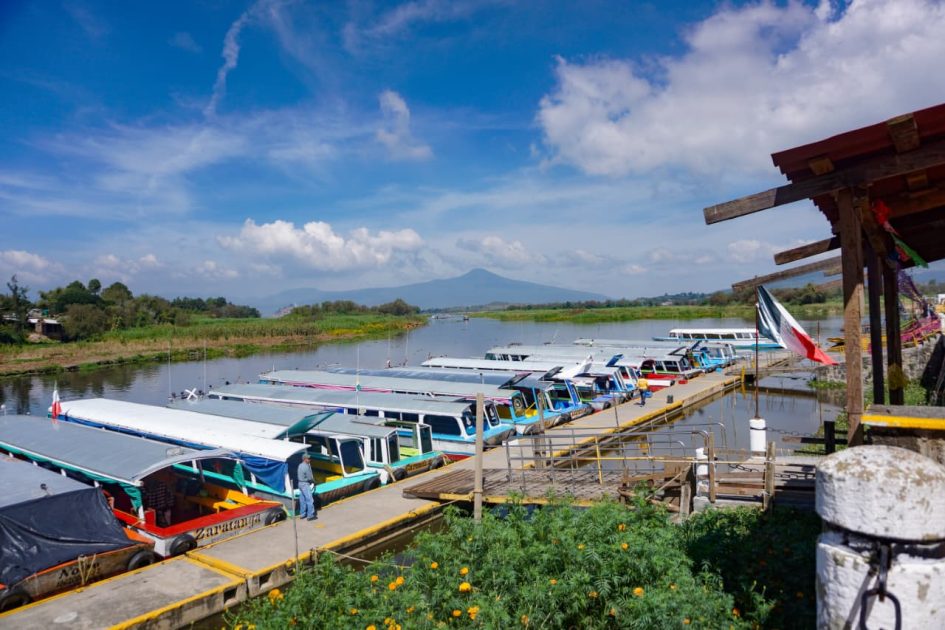 Pátzcuaro se alista para la Noche de Ánimas con un arco y una ofrenda monumental sobre el lago