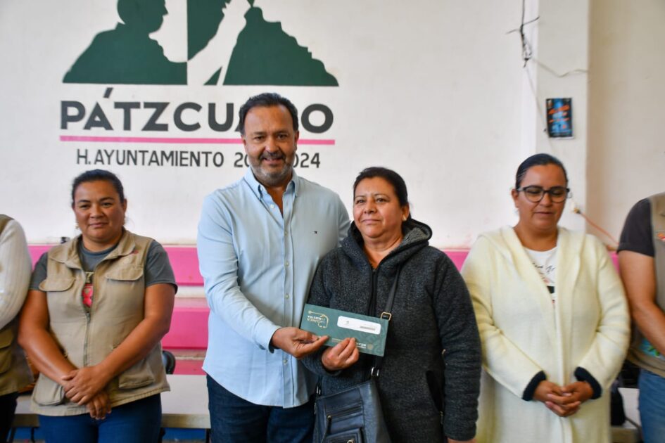 Julio Arreola encabeza la entrega de tarjetas del programa “La Clínica es Nuestra” en la región Pátzcuaro