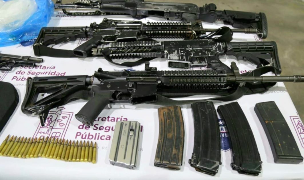 Fuerzas estatales y federales aseguran a 8 personas, armamento y droga en Puruándiro