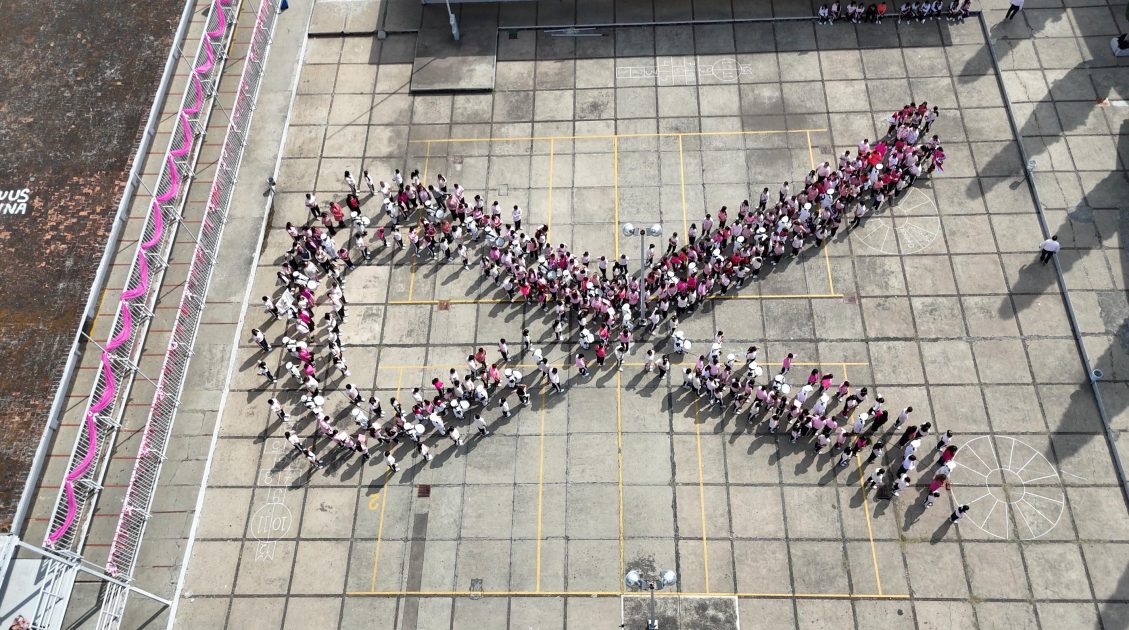 Jóvenes de secundaria realizan jornada de sensibilización sobre el cáncer de mama