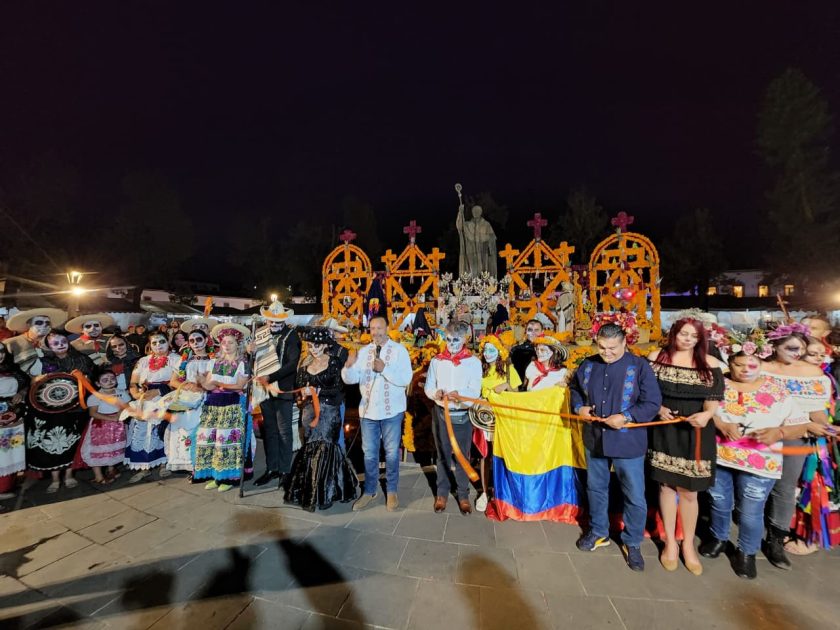 Julio Arreola inaugura el altar monumental de Noche de Ánimas e invita a vivir las tradiciones con respeto