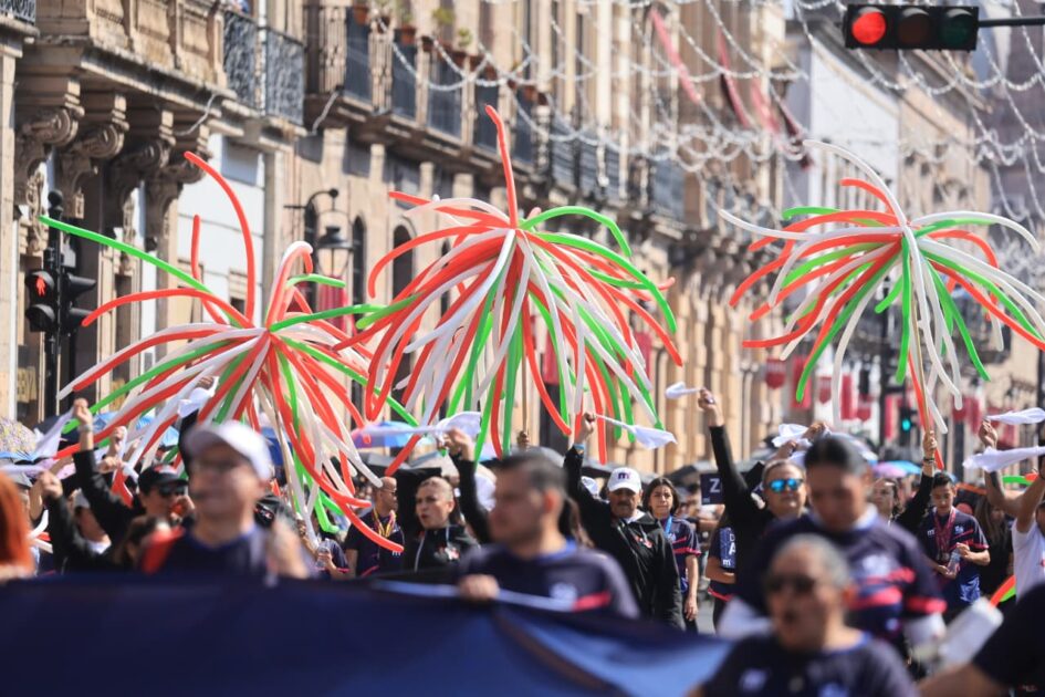 Familias disfrutan en orden y paz el Desfile del 20 de Noviembre en Morelia