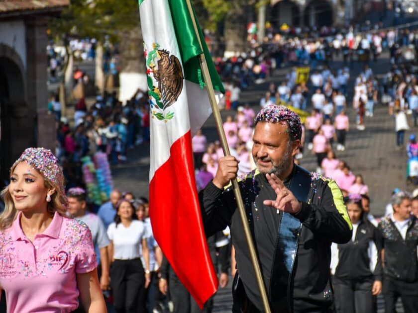 Julio Arreola encabeza el desfile del 115 Aniversario de la Revolución Mexicana en Pátzcuaro