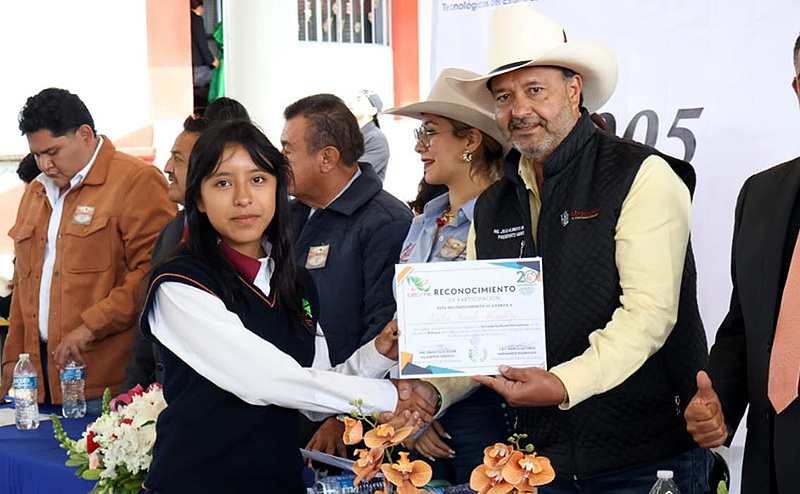 Julio Arreola apuesta por la educación y reconoce 20 años del CECyTEM Huecorio