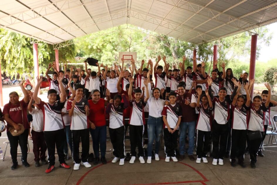 Avanza la campaña “Jalo a estudiar por la paz” en secundarias de Apatzingán