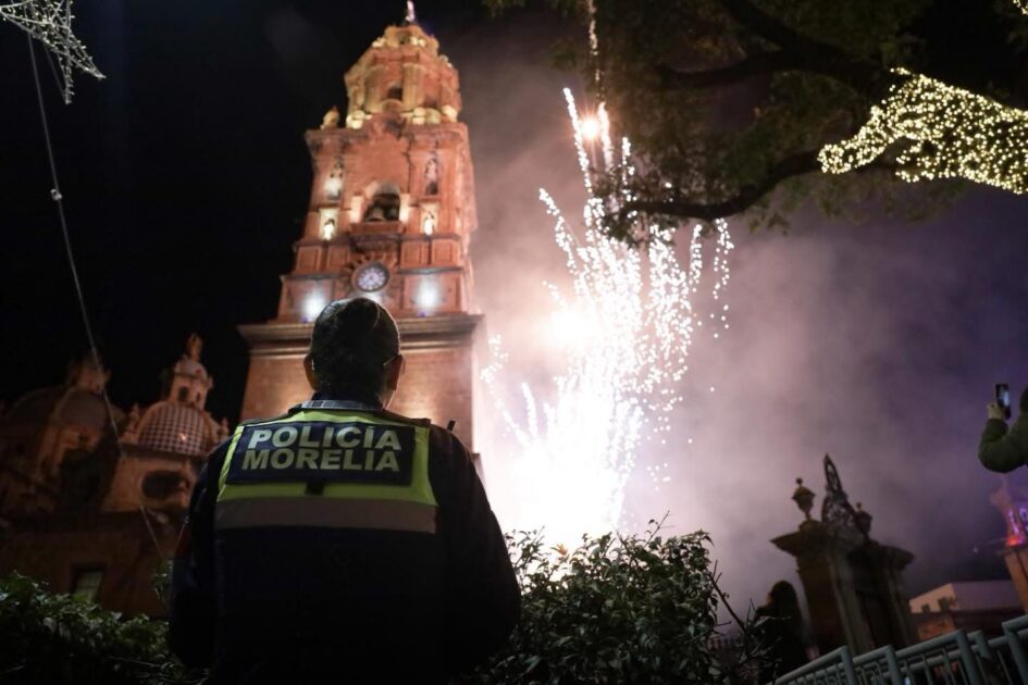 Sin incidentes, la noche de ayer, Morelia brilló con el espíritu navideño que une a las familias.