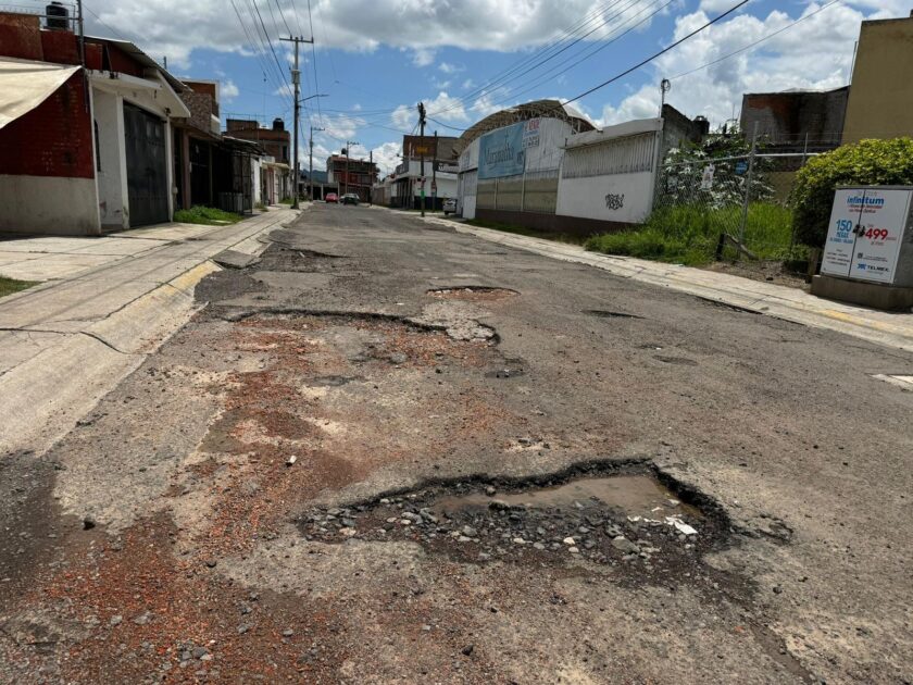 Bloqueos carreteros atrasan obras en capital michoacana.