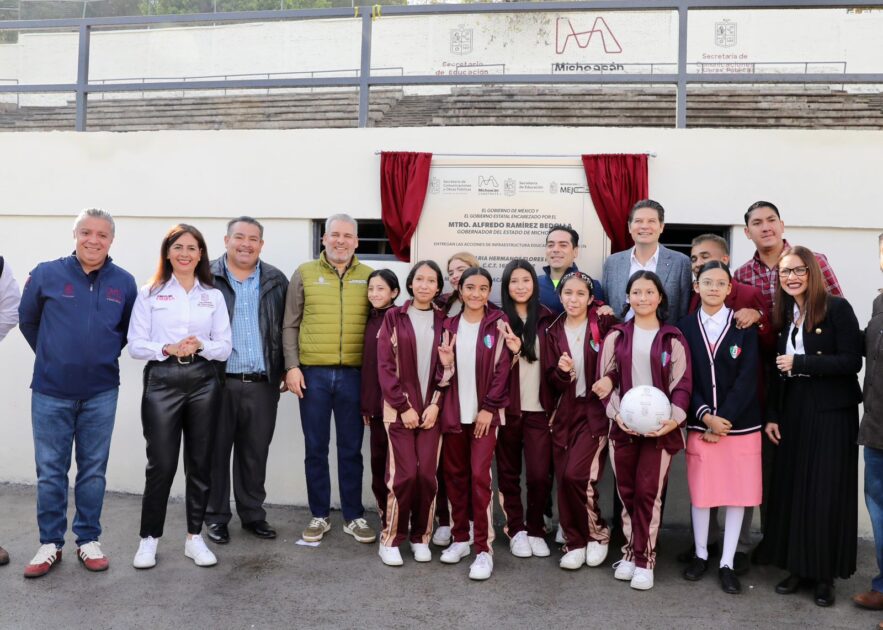 ¡Compromiso cumplido! Inaugura Bedolla 2 canchas de fútbol 7 en Secundaria 2 de Morelia