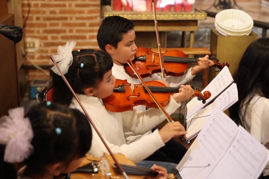 Deleitan Coros y Orquestas Infantiles de Morelia con repertorio navideño