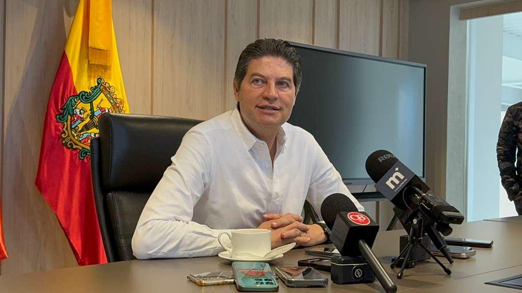 Líderes partidistas se benefician de servicio del agua en colonias.