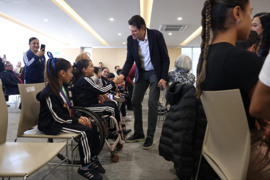 Alfonso Martínez, reconoce a deportistas morelianos