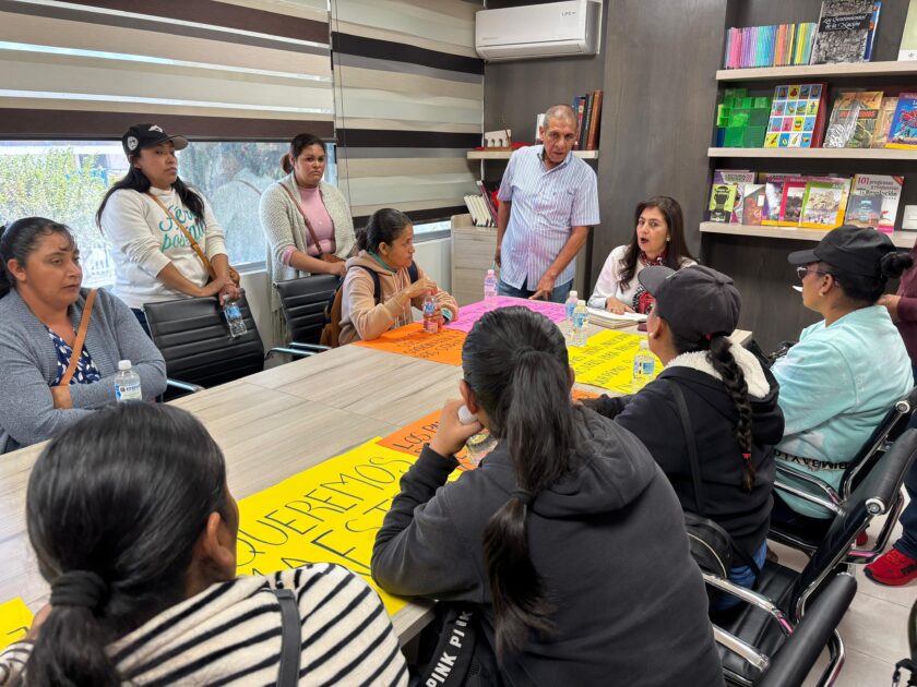 Gabriela Molina escucha y resuelve caso de escuela en Tzintzuntzan