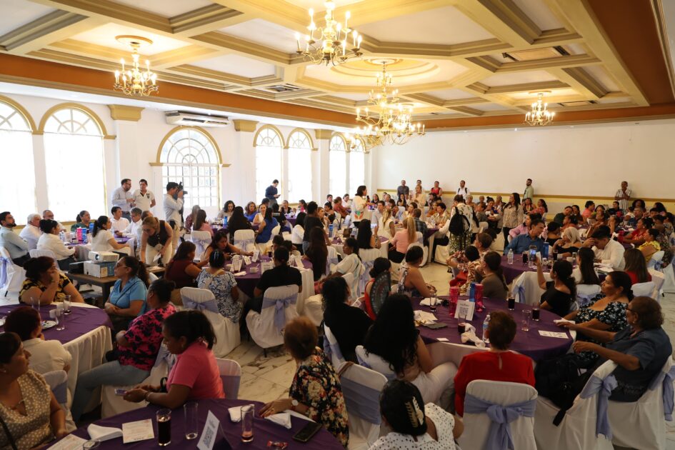 Comparte Paola Delgadillo proyectos exitosos del DIF Morelia a mujeres de Lázaro Cárdenas