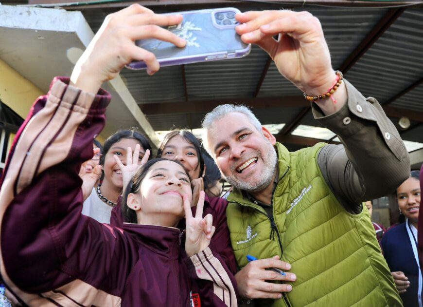 ¡Compromiso cumplido! Inaugura Bedolla 2 canchas de fútbol 7 en Secundaria 2 de Morelia