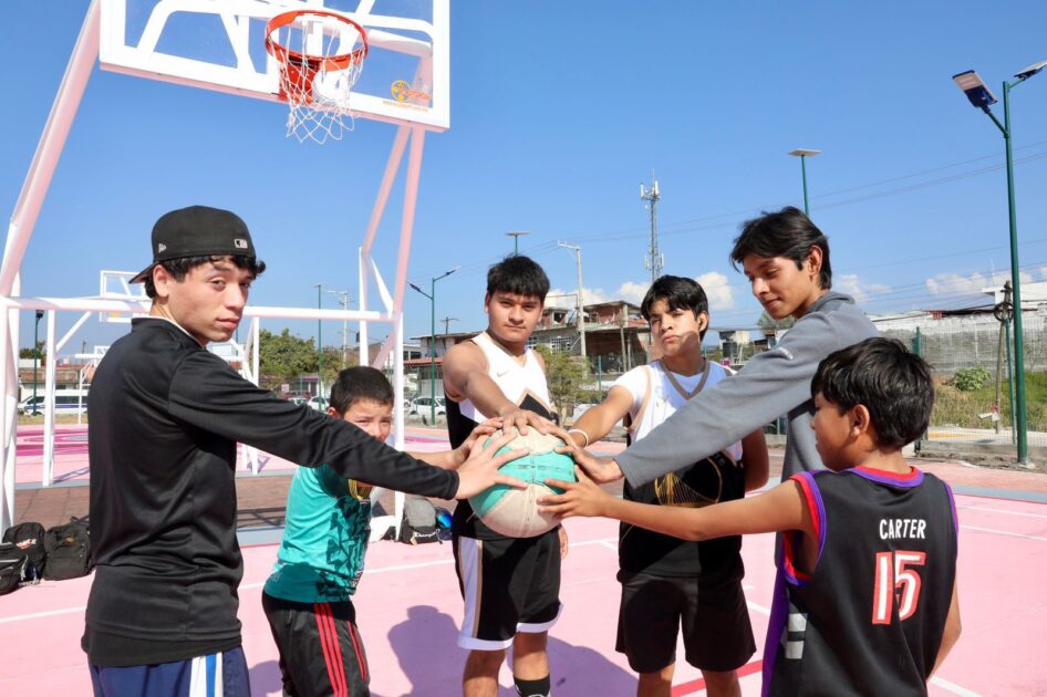 Avanzan obras complementarias del teleférico de Uruapan; inaugura Bedolla calles y canchas deportivas