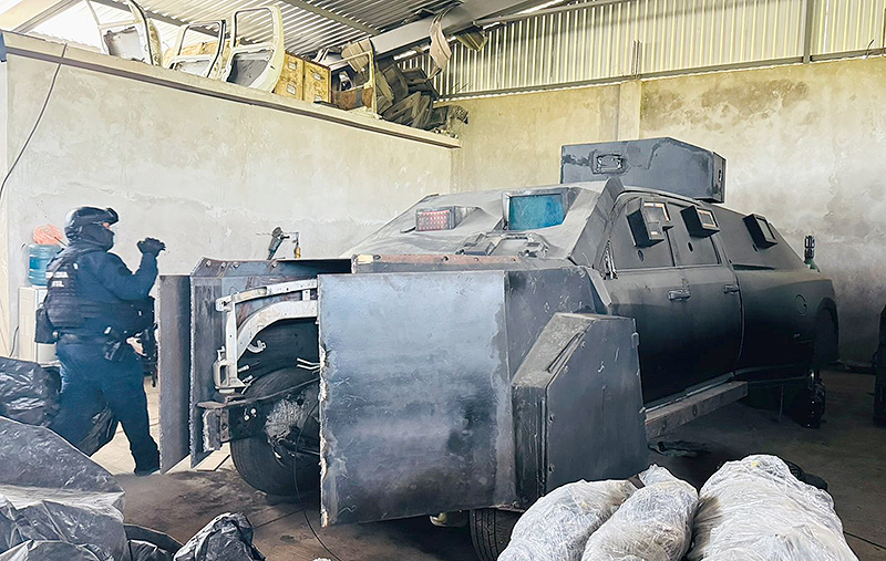 Golpe al crimen; SSP asegura en Coahuayana presunta bodega para fabricación de vehículos blindados