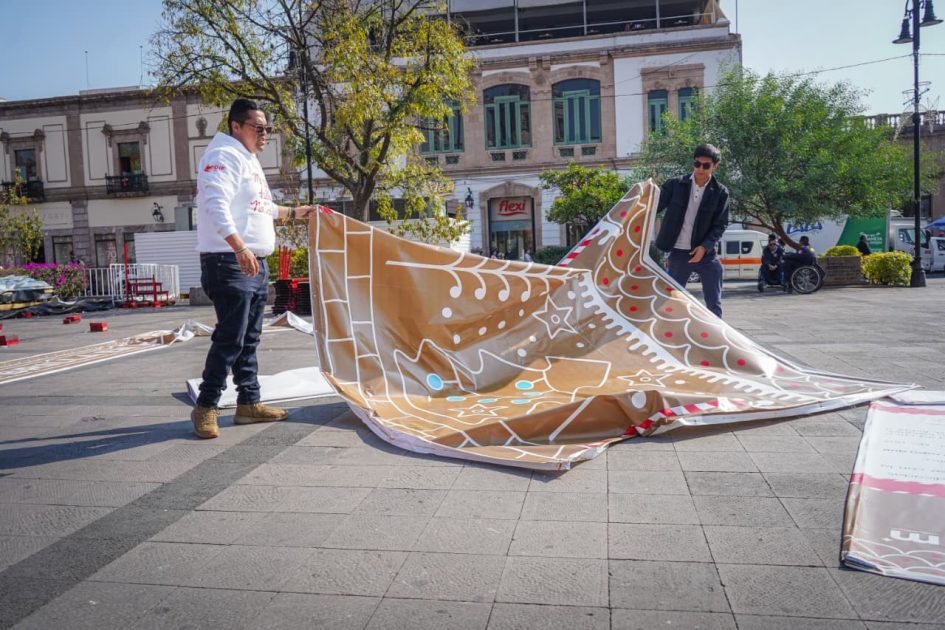 Inician el retiro de la pista de hielo en la Plaza Ocampo