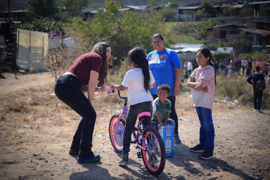 Giulianna Bugarini lleva la magia de los Reyes a hogares de Morelia