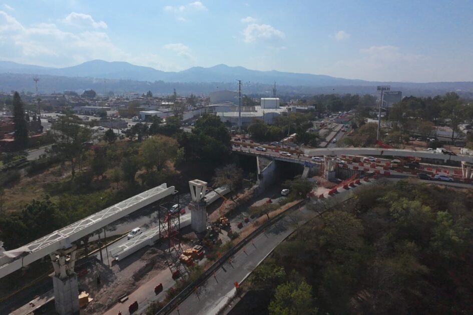 Distribuidor vial de salida a Pátzcuaro, a lo Hot Wheels